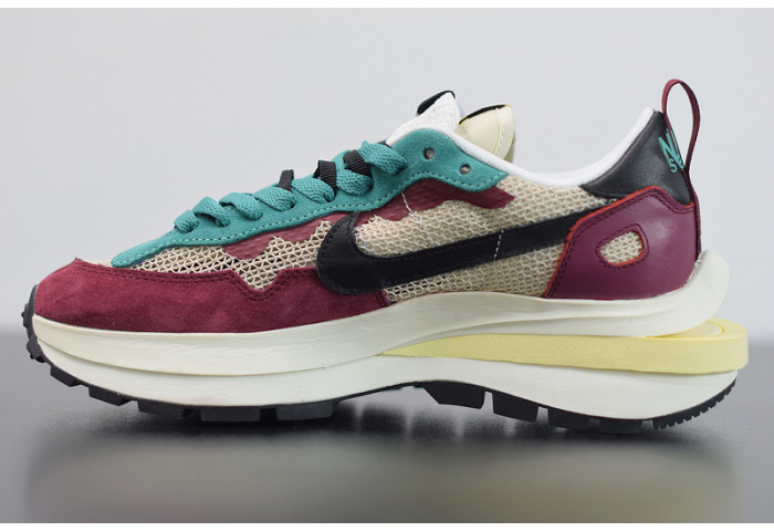 Nike Vaporwaffle sacai Villain Red Neptune Green   DD3035-200