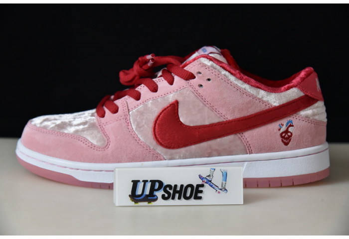 Nike SB Dunk Low StrangeLove Skateboards  CT2552-800