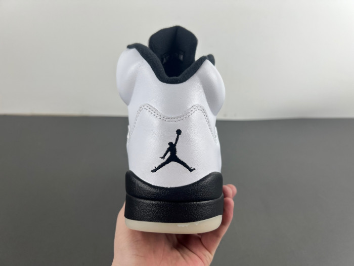 Jordan 5 Retro "White and Black"   DD0587-110