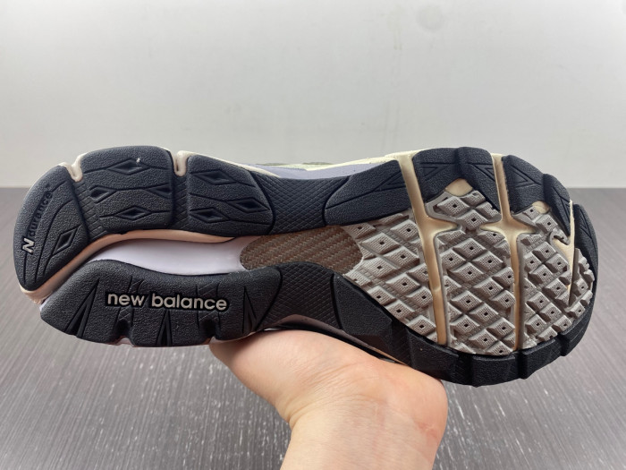 Patta Keep Your Family Close x New Balance 990 v3   M990PP3