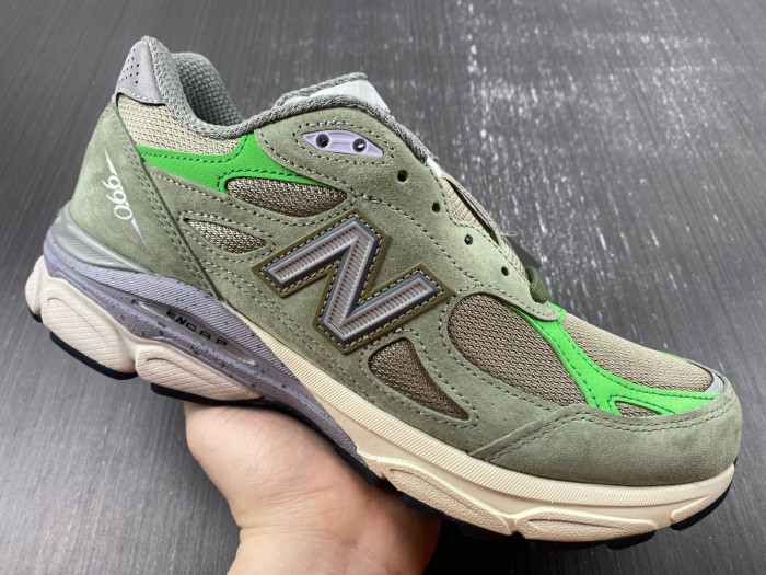 Patta Keep Your Family Close x New Balance 990 v3   M990PP3