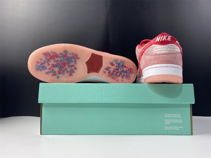 Nike SB Dunk Low StrangeLove Skateboards  CT2552-800