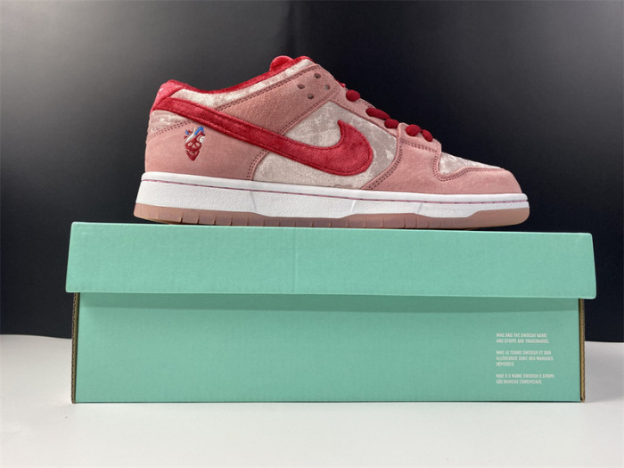 Nike SB Dunk Low StrangeLove Skateboards  CT2552-800