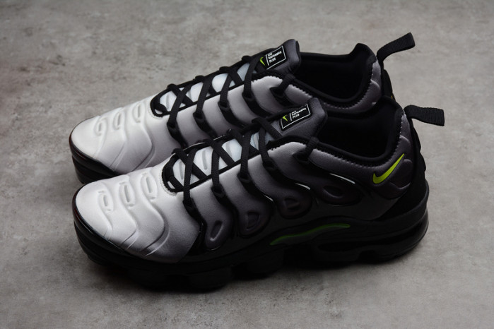 VAPORMAX PLUS BLACK/VOLT-WHITE 924453-009